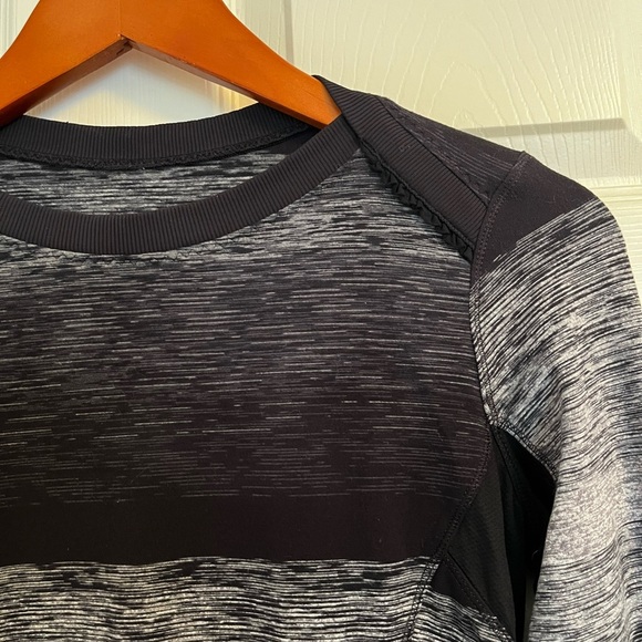 Lululemon Ombré Base Runner Long Sleeve Universal Stripe Black Gray Size 4 - Picture 4 of 4